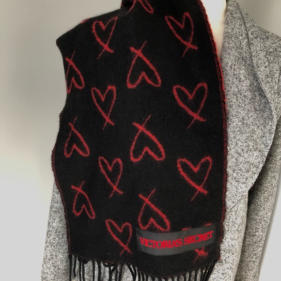 Victoria’s Secret Reversible Black And Red Heart Print Winter Knit Fringed Scarf - Picture 5 of 8